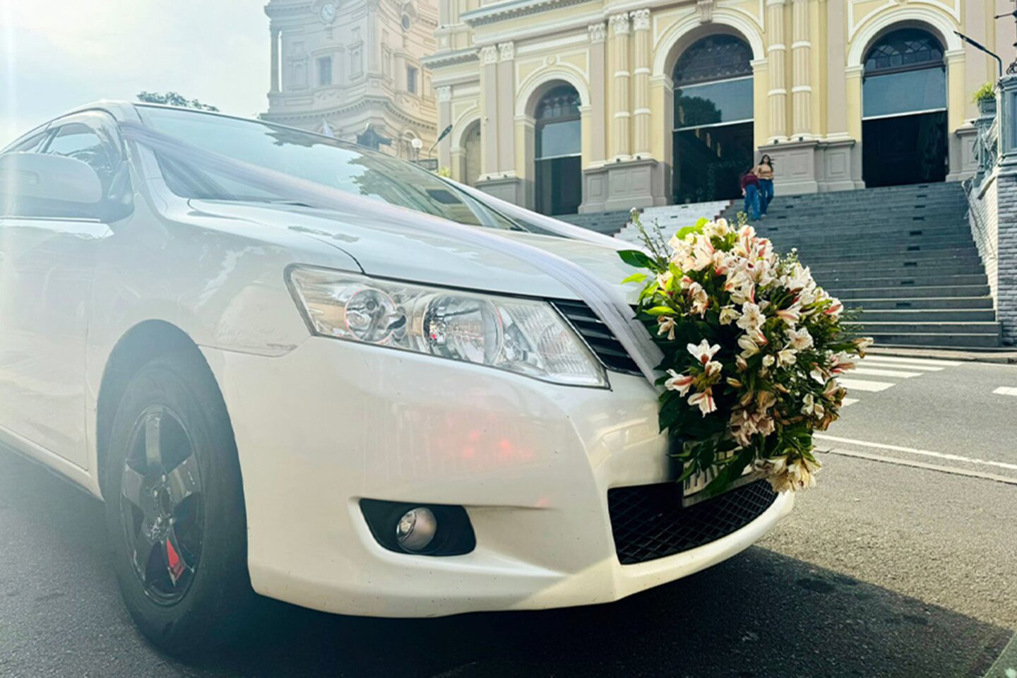 Wedding car hire in Sri Lanka for outdoor photo sessions and reception